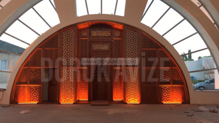 яркое настенное освещение и люстра внутри и снаружи мечети